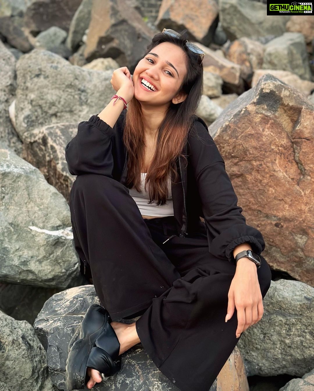 Ashi Singh Instagram - Just being my usual weird and happy self 🙈