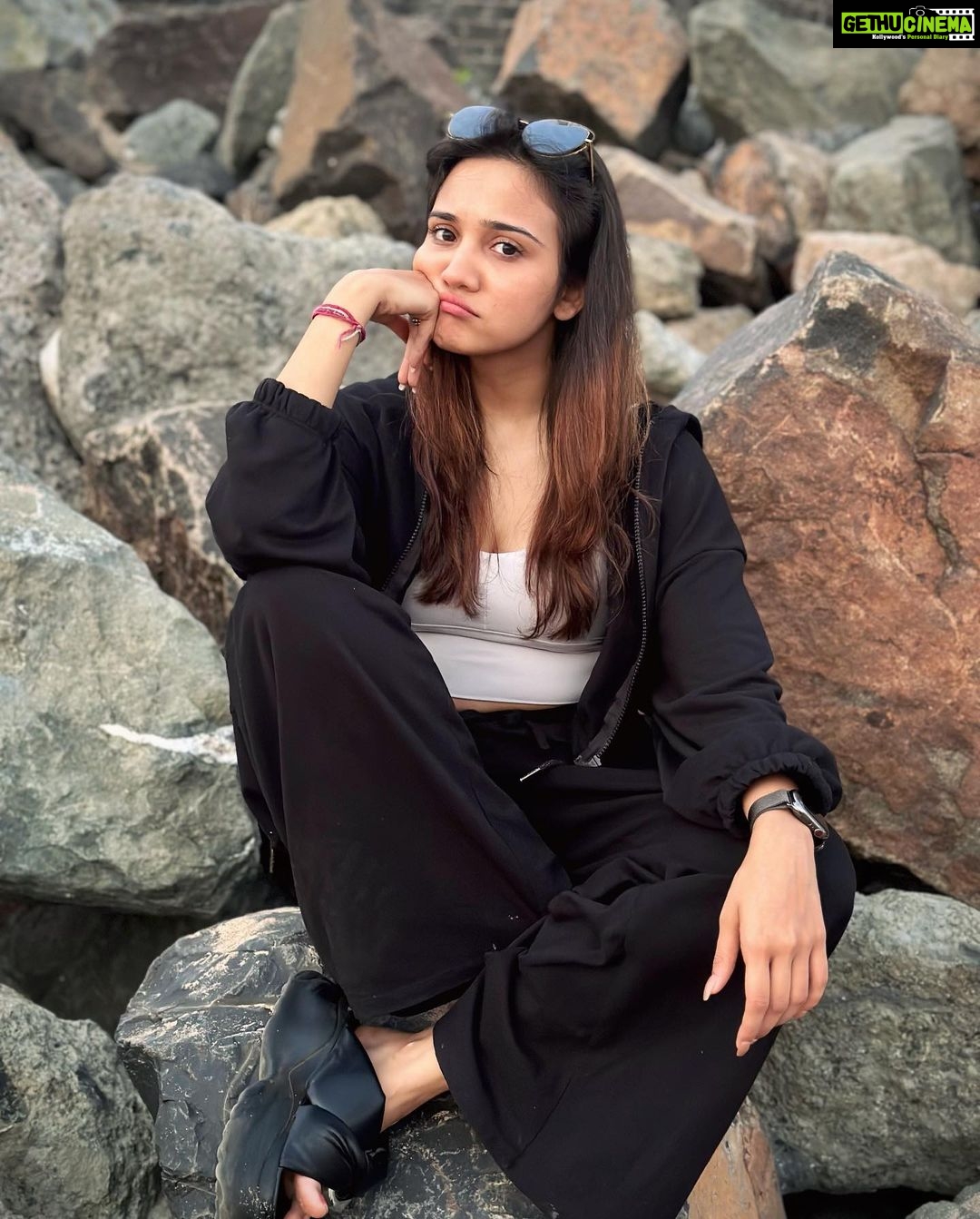 Ashi Singh Instagram - Just being my usual weird and happy self 🙈