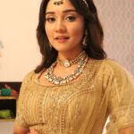 Ashi Singh Instagram – It was very difficult to decide the sequence 🫢👸🌟
.
#AshiSingh #SuMeet #Meet #MeetOnZeeTV #MeetBadlegiDuniyaKiReet #AshiAsMeet #AshiQsSumeet #Bridal #Dulhan #Golden #GoldenLehnga #GoldenBride
