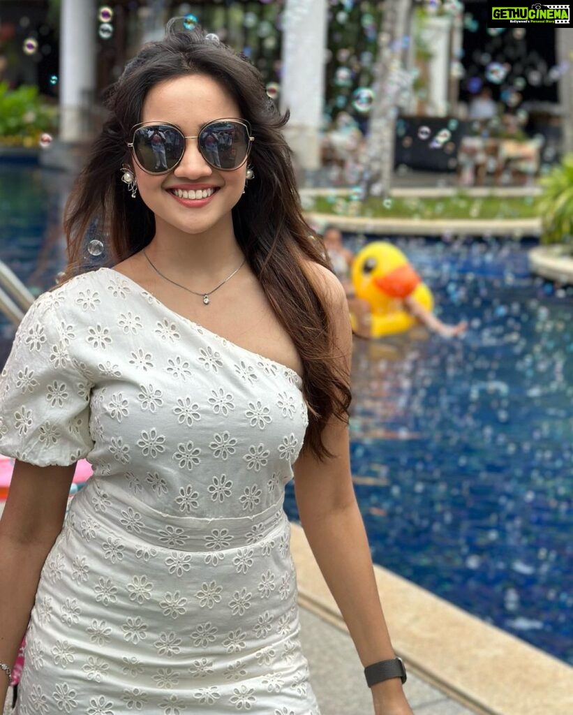 Ashi Singh Instagram - A good time to laugh is any time you can 🤍 . #AshiSingh #Phuket #PhuketDiaries #PoolParty