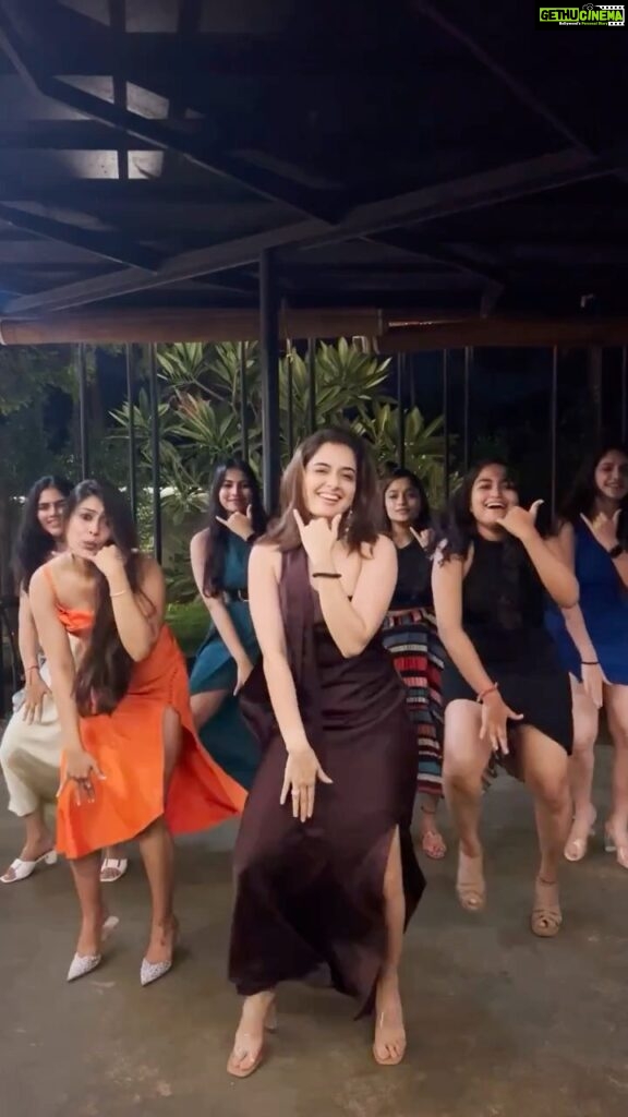 Ashika Ranganath Instagram - Late for the trend, but so much fun with these hotties 🔥♥️🌶️ @thejaswini_sharma @sushmitha2412 @samskruthi_gs @jeeviiii @janhvi_gowda @saachi_c_jain Special mention to @gaautham06 for capturing this & bearing with us 😅. #kaavaalaa #jailer