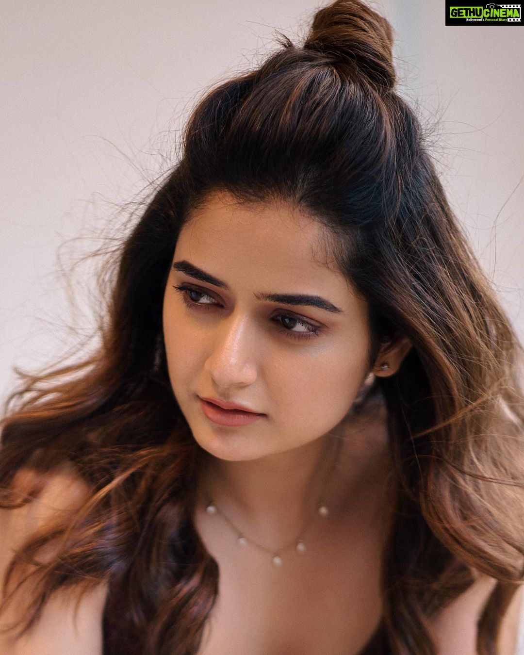 Ashika Ranganath Instagram - The many moods π«’π» Captured perfectly just in mood by @sandeep.mv πΈπ«Άπ» Sunburstt