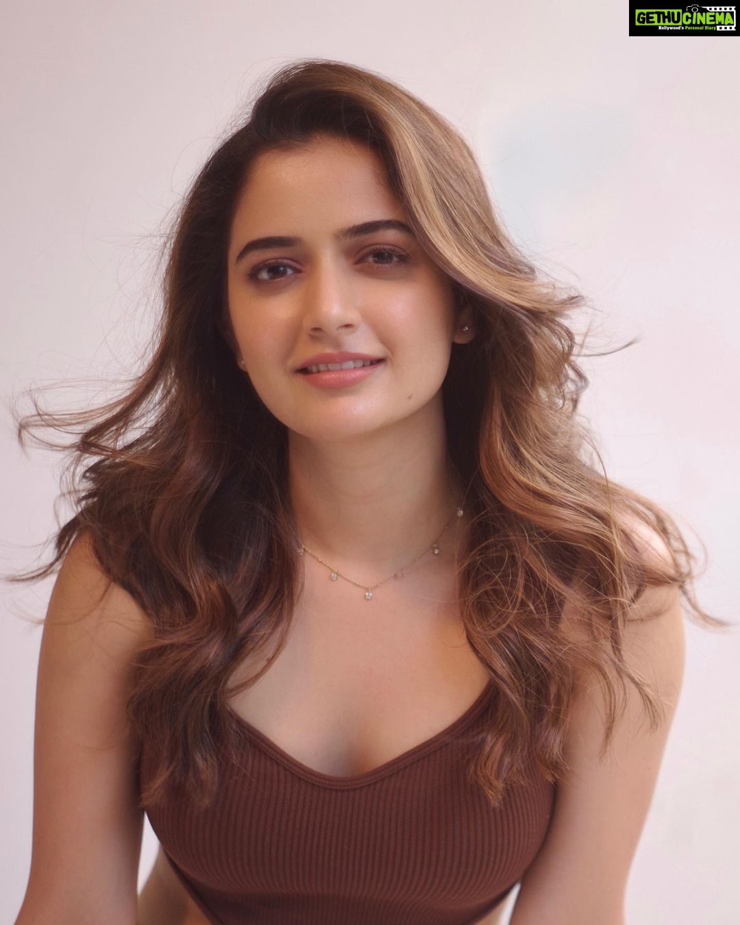 Ashika Ranganath Instagram - The many moods π«’π» Captured perfectly just in mood by @sandeep.mv πΈπ«Άπ» Sunburstt