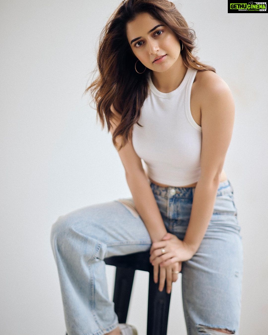 Ashika Ranganath Instagram - ๐ค Shot by @sandeep.mv youโre amaaaazinggg ๐๐ป Make up @urjapatel_artistry Hair @paramesh_hairstylist Bangalore, India