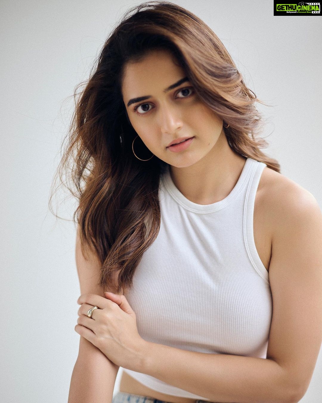 Ashika Ranganath Instagram - ๐ค Shot by @sandeep.mv youโre amaaaazinggg ๐๐ป Make up @urjapatel_artistry Hair @paramesh_hairstylist Bangalore, India
