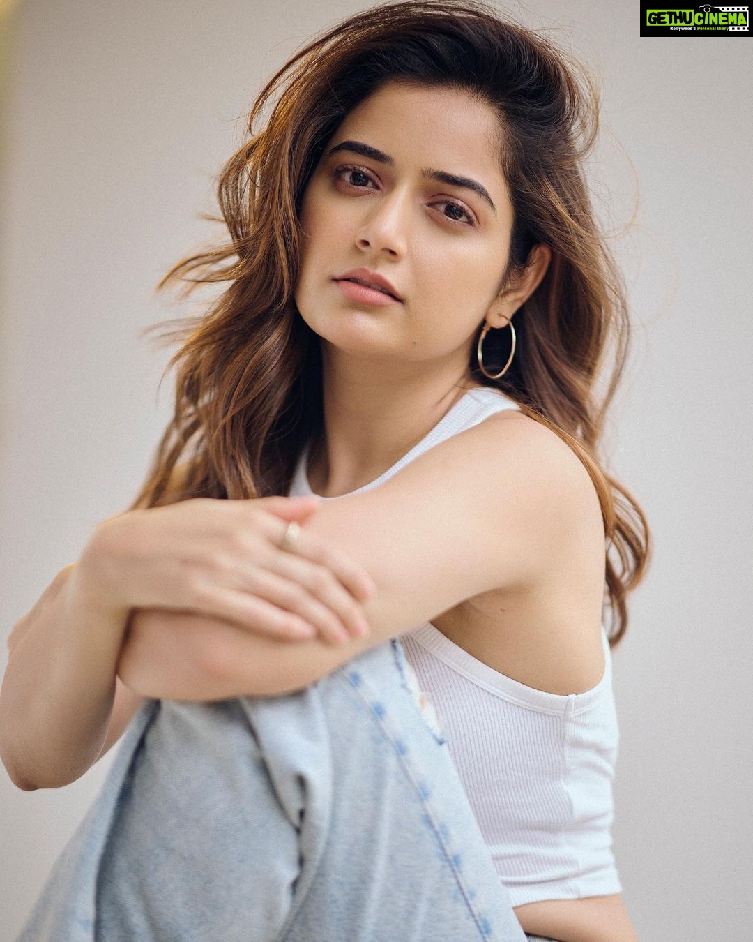 Ashika Ranganath Instagram - ๐ค Shot by @sandeep.mv youโre amaaaazinggg ๐๐ป Make up @urjapatel_artistry Hair @paramesh_hairstylist Bangalore, India