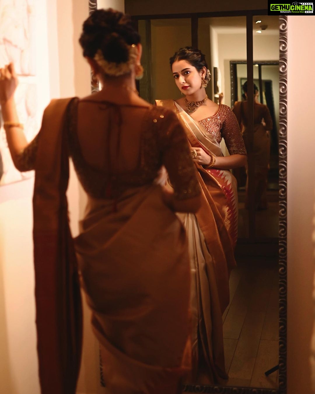 Ashika Ranganath Instagram - For the launch of Joyalukkas Sita Kalyan am collection! Shot by @framesbyvikaskakolu Saree & blouse @samyakksarees Jewellery @joyalukkas Make up @urjapatel_artistry Hair @paramesh_hairstylist