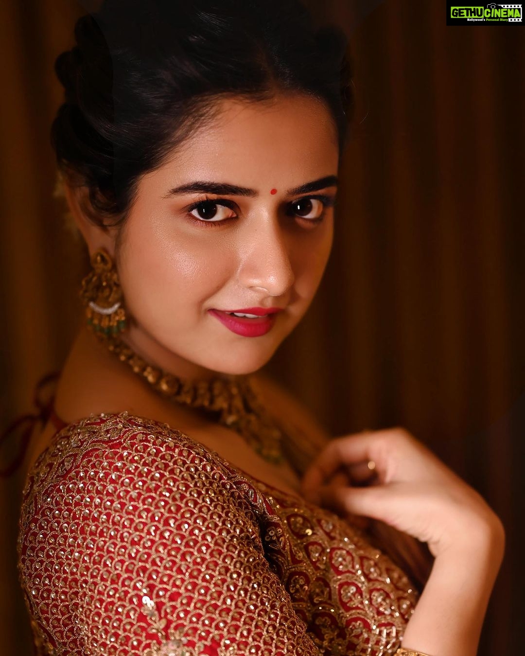 Ashika Ranganath Instagram - For the launch of Joyalukkas Sita Kalyan am collection! Shot by @framesbyvikaskakolu Saree & blouse @samyakksarees Jewellery @joyalukkas Make up @urjapatel_artistry Hair @paramesh_hairstylist