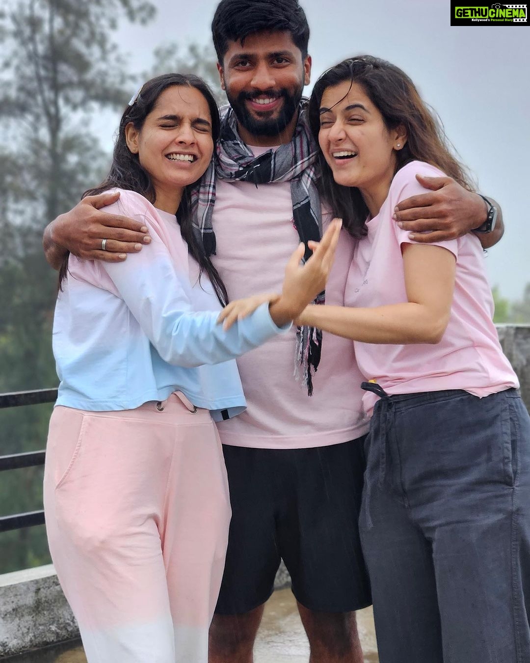 Ashika Ranganath Instagram - Weekend at Coorg ☔️ Also, jack & jill’s first appearance on gram 🫶🏻 @thejaswini_sharma @anusha.ranganath_ @rajeevgowda13 @sangeetha_prasan ♥️ Madikeri, Coorg