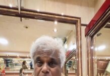 Ashish Vidyarthi Instagram - Ungliyoon se khaane ka mazaa hee alag hai bhai 😉😋 Had Traditional Burek, Yoghurt and Croissant in Belgrade, Serbia… #croissant #burek #traditional #food #breakfast #belgrade #serbia #travel #explore #breads #foodie #ashishvidyarthi #actorslife #fun