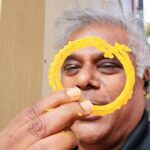 Ashish Vidyarthi Instagram - Ye Toh Pehli Baar Khaya…Chena Toast aur Garma Garam Jalebi….Aaahaaahaaaa😋 Subha Subha Nikal Pade Shuman, Ron and Suzanna ke sath at Sharma Tea, Kolkata. #chena #toast #kolkata #friends #kolkatadiaries #breakfast #streetfood #cityofjoy #jalebi #sweets #mishti Kolkata - The City of Joy