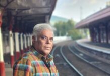 Ashish Vidyarthi Instagram - I love to travel... Do you? If yes send a heart ♥. #fiftypluszindagi #avidminer #actorslife Moment clicked by @umesh.des15 Aviemore railway station