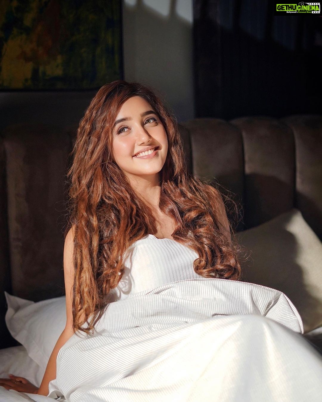 Ashnoor Kaur Instagram - Sunday is Sundaying🤍🕊️