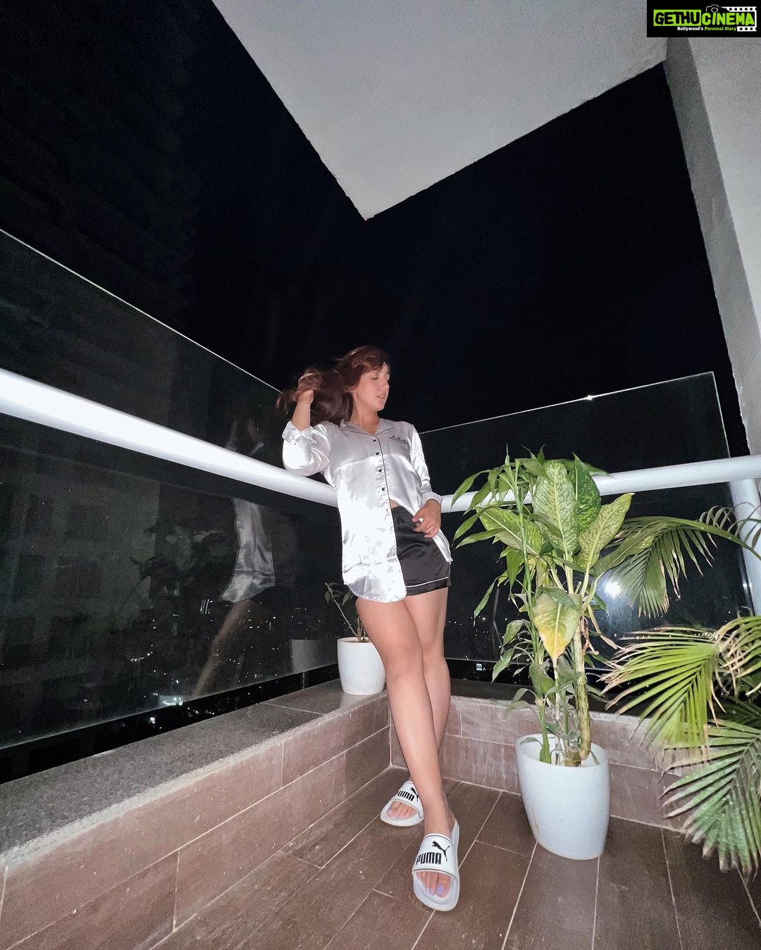 Ashnoor Kaur Instagram - Midnight escapades, city lights penetrate🌃