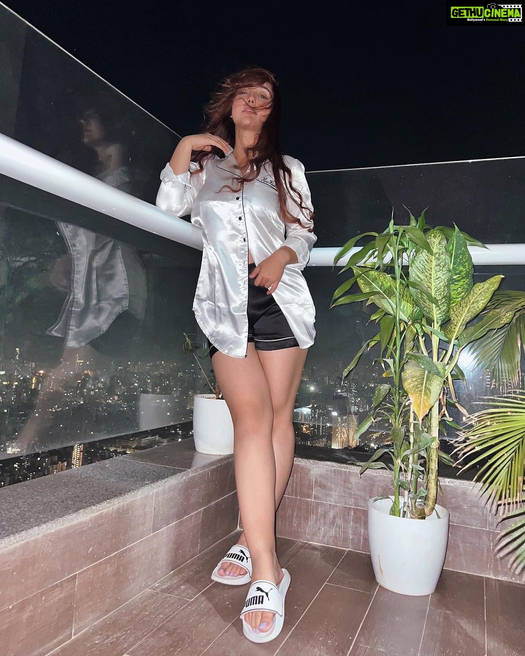Ashnoor Kaur Instagram - Midnight escapades, city lights penetrate🌃