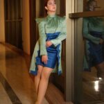 Ashnoor Kaur Instagram - Chic happens….💙 . . #AwardsNight #ootn #WhatIWore 👗 @meeamifashion 💄@rimjhimraimakeup 📸 @akphotography_mumbai