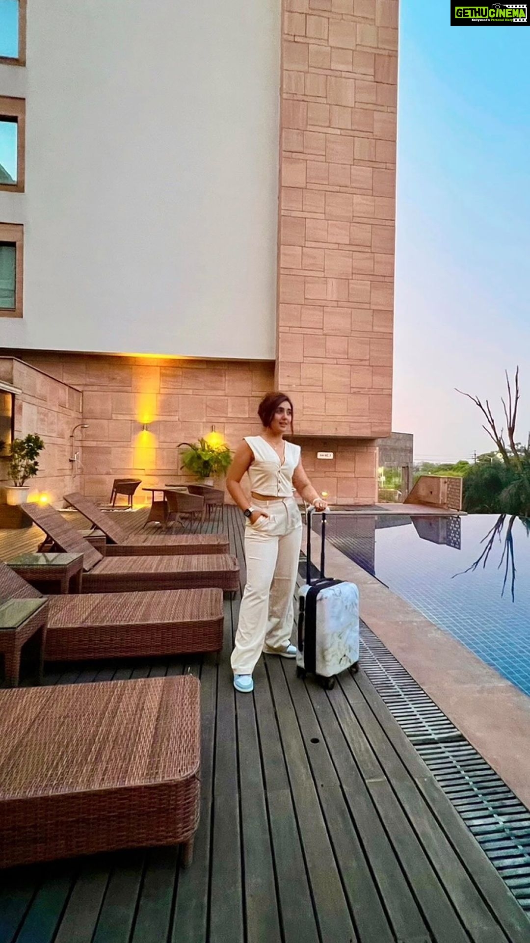 Ashnoor Kaur Instagram - #TravelTherapy is real🤌🏻✈️🤍 . . Special appearance by Mr. AK👀🤣 @aadilkhanitis . . #WhatIWore #TravelDiaries #AshnoorStyleDiaries #MiniVlog 🧳 @itluggageindia ✨ 👗 @loveintimaofficial The Airport