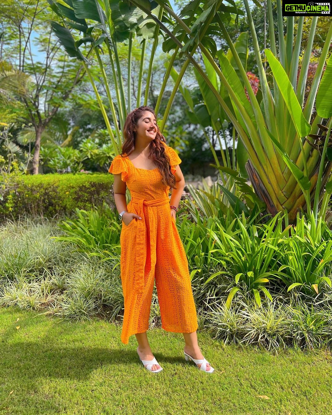 Ashnoor Kaur Instagram - Cover me in sunshineeee🌻💛🌞🐥