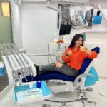 Ashnoor Kaur Instagram - Happy (and experiential) Sunday peeps🦷👀 . . (Don’t miss the last video🤣) . . My first visit at the dentist being a direct tooth extraction, was indeed an experience of it’s own💀 As dreadful as it sounds, I had my fair share of fun during the process; All thanks to @smilesutra.dental and @dr.varoon for being the sweetestttt, most patient and so kind🤍