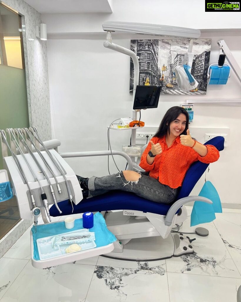 Ashnoor Kaur Instagram - Happy (and experiential) Sunday peeps🦷👀 . . (Don’t miss the last video🤣) . . My first visit at the dentist being a direct tooth extraction, was indeed an experience of it’s own💀 As dreadful as it sounds, I had my fair share of fun during the process; All thanks to @smilesutra.dental and @dr.varoon for being the sweetestttt, most patient and so kind🤍