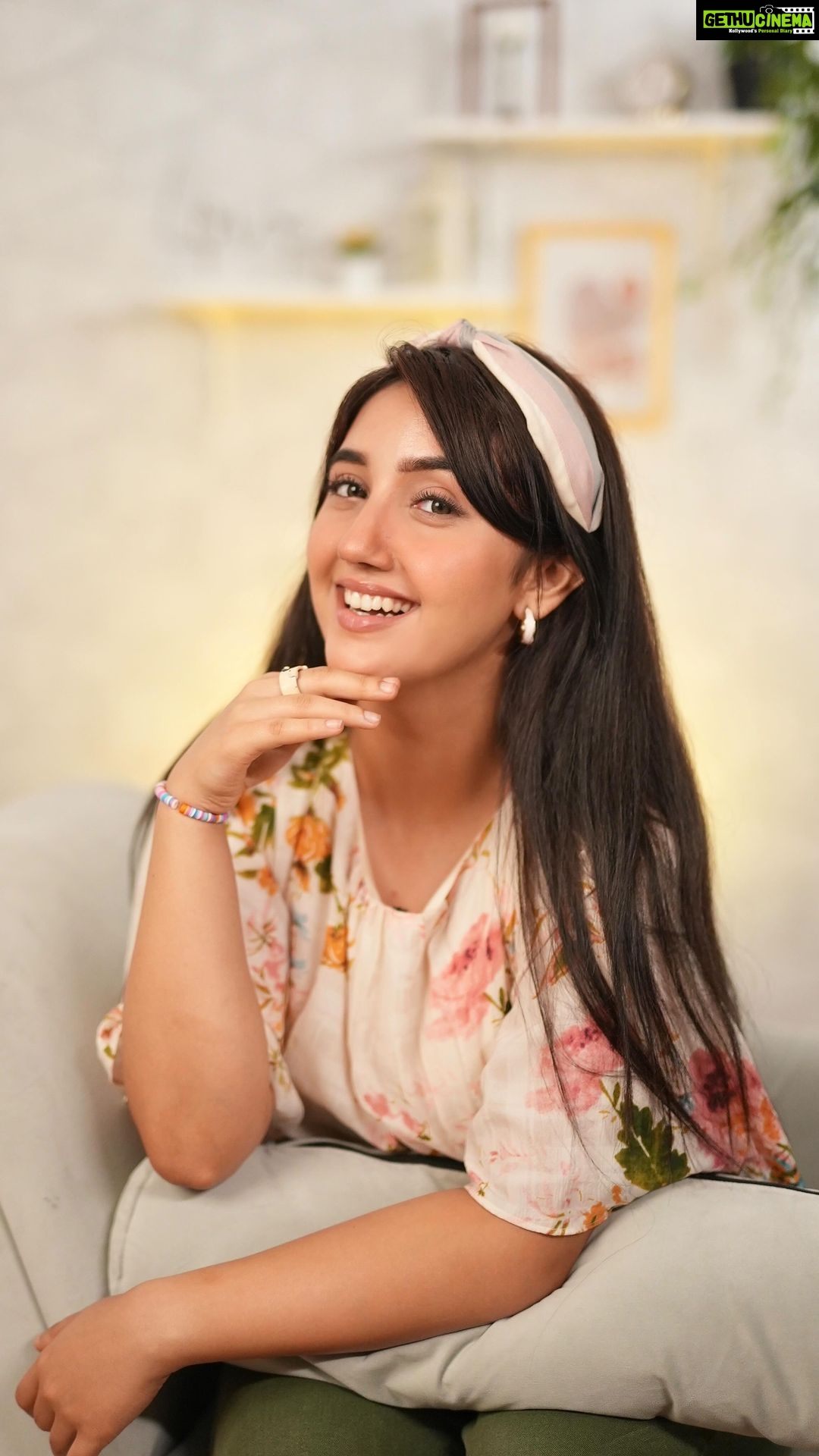 Ashnoor Kaur Instagram - My skincare secret is out!✨ If you guys also want to flip your skincare routine with just one product then here’s what you need- Vicco Turmeric Cream💕 The goodness of pure ingredients and Ayurveda does wonders for your skin! So not to worry add Vicco Turmeric Cream to your daily routine and you guys will surely see a difference within 2 weeks! ✨ So let me know in the comments below how you would bring a farak into your life or someone else’s life and stand a chance to win exciting prizes from Vicco! 🎉 #FarakDikhtaHai #ad
