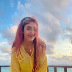 Ashnoor Kaur Instagram - Beach girl makeup💁🏻‍♀️🧴🏝️ . . @colorplay_in lip crayon shades used: ‘EyeCandy’ for blush and ‘Buttercup’ for lipstick🤍