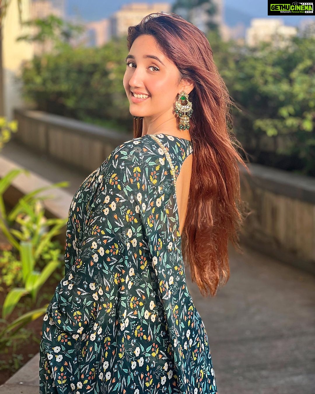Ashnoor Kaur Instagram - Aitabar nahi ehtiyat kijiye🪞🪷✨