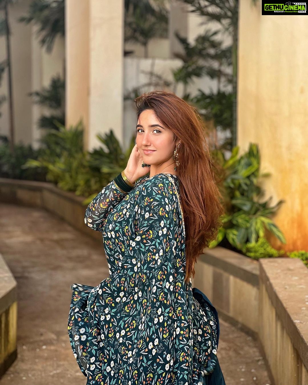 Ashnoor Kaur Instagram - Aitabar nahi ehtiyat kijiye🪞🪷✨