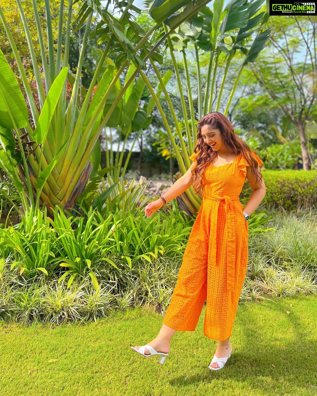 Ashnoor Kaur Instagram - Cover me in sunshineeee🌻💛🌞🐥