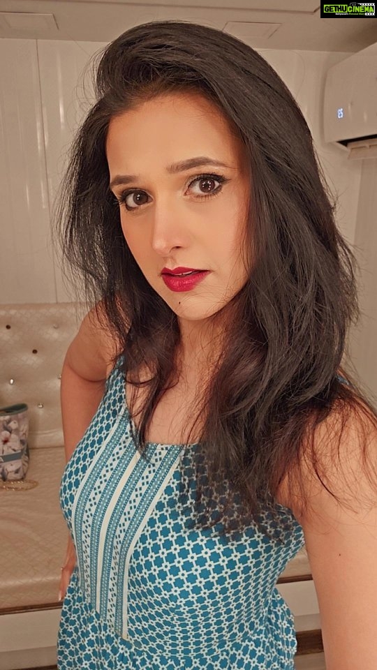 Astha Agarwal Instagram - Tough to tackle .. editing such reels myself Caption this in comments . . . . #asthaagarwal #actor #youtuber #2023 #aboutastha #trying #trending #reelsinstagram #ghumhaikisikeypyaarmeiin #shikhabhosle #ghkkpm