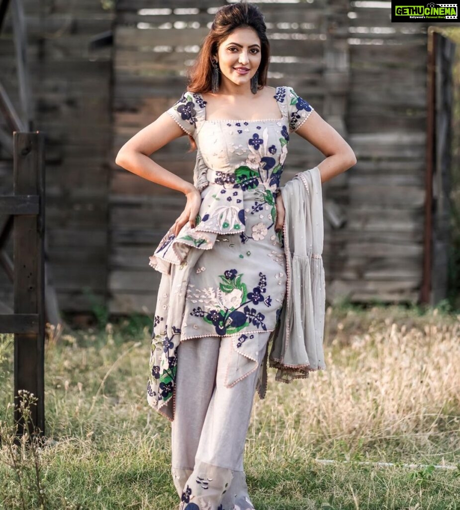 Athulya Ravi Instagram - New vibe 💕 #sunset #grass #fiftyshadesofgrey #loveandlove #bliss #blessed #saturdayvibes Outfit @sahilkochharofficial 👗 Stylist @manogna_gollapudi 💕 M&H @arupre_makeup_artist ❤ Earrings @deepagurnani 💓 Clicked @screamstudiosbyharsha 📸