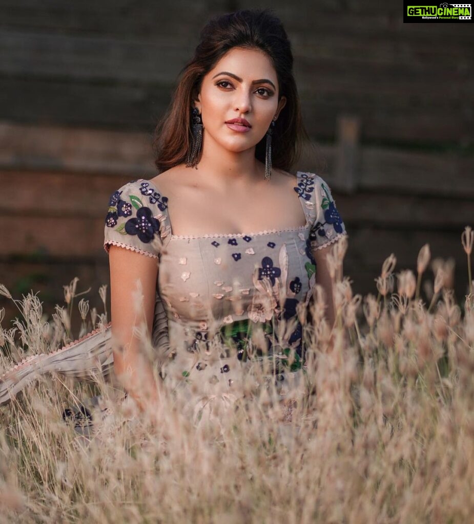 Athulya Ravi Instagram - New vibe 💕 #sunset #grass #fiftyshadesofgrey #loveandlove #bliss #blessed #saturdayvibes Outfit @sahilkochharofficial 👗 Stylist @manogna_gollapudi 💕 M&H @arupre_makeup_artist ❤ Earrings @deepagurnani 💓 Clicked @screamstudiosbyharsha 📸