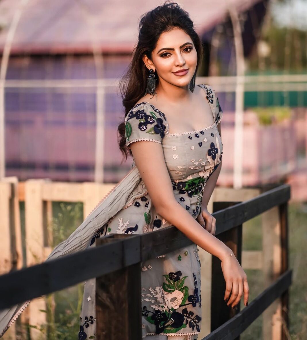 Athulya Ravi Instagram - New vibe 💕 #sunset #grass #fiftyshadesofgrey #loveandlove #bliss #blessed #saturdayvibes Outfit @sahilkochharofficial 👗 Stylist @manogna_gollapudi 💕 M&H @arupre_makeup_artist ❤️ Earrings @deepagurnani 💓 Clicked @screamstudiosbyharsha 📸
