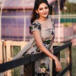 Athulya Ravi Instagram - New vibe 💕 #sunset #grass #fiftyshadesofgrey #loveandlove #bliss #blessed #saturdayvibes Outfit @sahilkochharofficial 👗 Stylist @manogna_gollapudi 💕 M&H @arupre_makeup_artist ❤️ Earrings @deepagurnani 💓 Clicked @screamstudiosbyharsha 📸