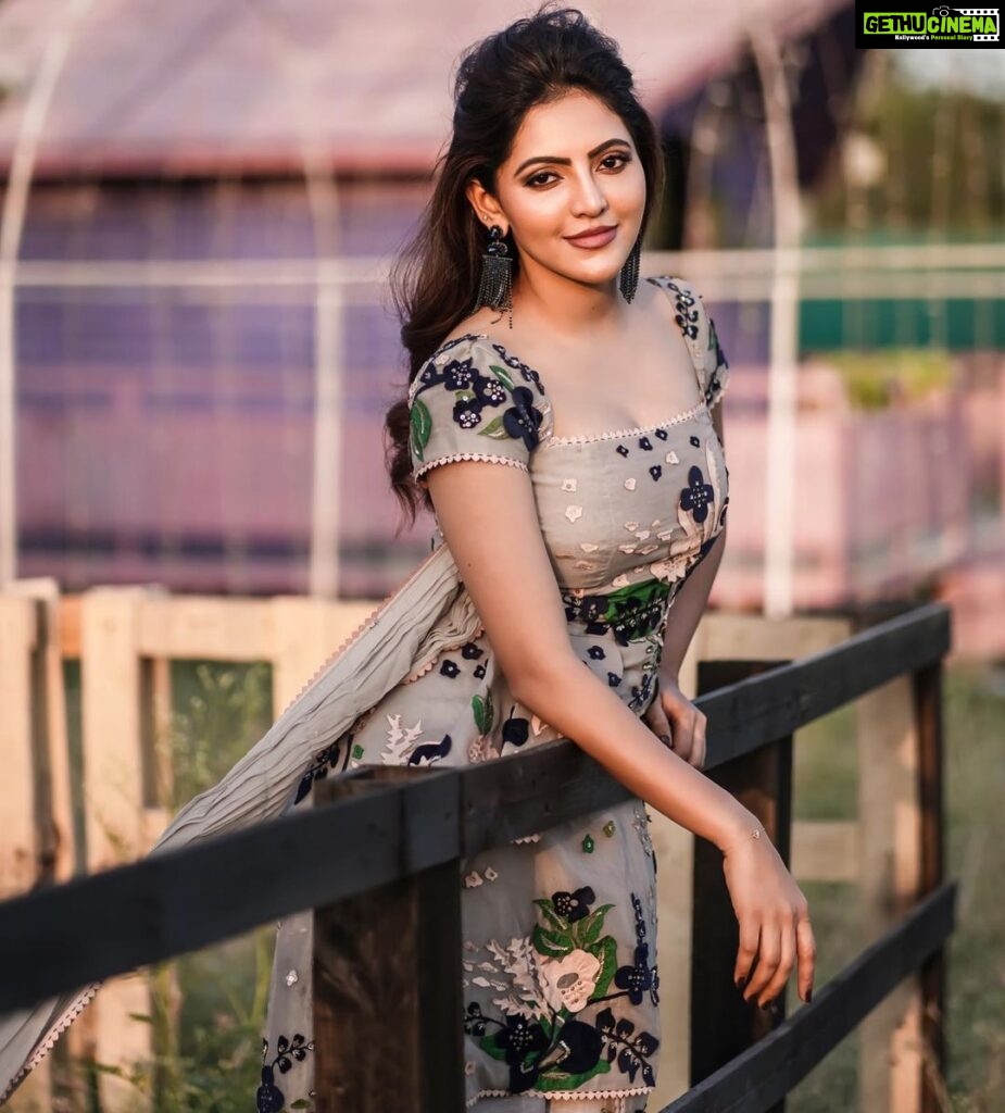 Athulya Ravi Instagram - New vibe 💕 #sunset #grass #fiftyshadesofgrey #loveandlove #bliss #blessed #saturdayvibes Outfit @sahilkochharofficial 👗 Stylist @manogna_gollapudi 💕 M&H @arupre_makeup_artist ❤️ Earrings @deepagurnani 💓 Clicked @screamstudiosbyharsha 📸