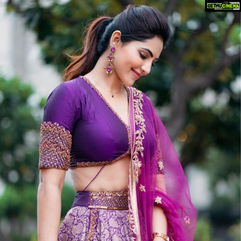 Athulya Ravi Instagram - Purple is the new hue in town !! #purplevibes #purplelove #happysunday sweethearts 💜 👗 @savinidii_official 📸 @johnferriphotography M&H @mua_vijisharath Accessories @deepagurnani