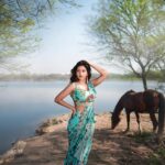 Athulya Ravi Instagram - Kaathellam kaadhal aagum 💙🦋💐 #lyrics #place #breezyfeeling #floralsaree #sundayvibes #perfectday !! @mahimamahajanofficial @manogna_gollapudi @arupre_makeup_artist @screamstudiosbyharsha @deepagurnani