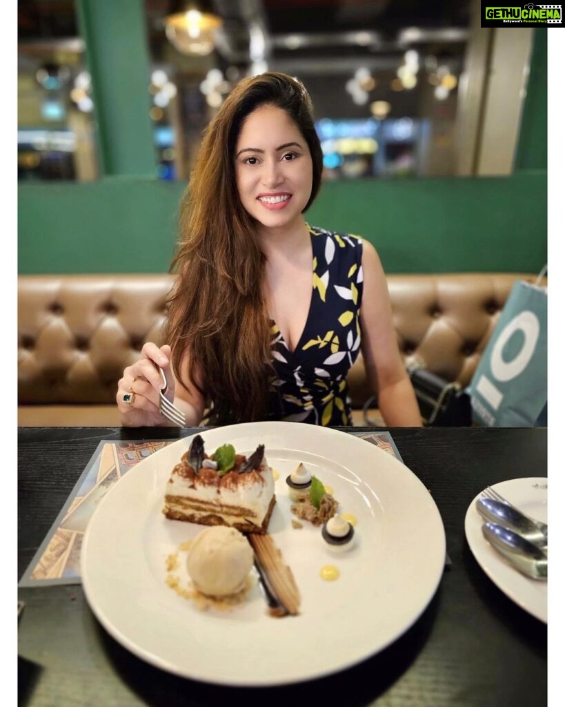 Avantika Khatri Instagram - Finally got to dig-in this sumptuous Tiramisu and all other fabulous Italian delicacies. 🇮🇹 Happy Happy Me ! 😍 . #KudiAK #AK #italian #food #tiramisu#alfredo #fettuccine #caramelisedonions #filledcheesebread #pizza #favourite #cuisine #foodfanatic #foodporn #avantika #khattri #filmmaker #mumbai #pune #india #takemewhereloveis #bollywoodactress #producer #actress #filmdirector #filmmaker #pictures #celebrity #avantikakhattrilatestpics #avantikakhattri @directors_visions @avantikakhattri India