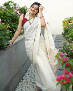 Avantika Mishra Instagram - 🤍🍚🌸
.
.

Shot and styled by my Malayali duo @dxgphotographer @keerthysampath 🤗 
Saree and jewellery by @avyaali 
Makeup by @luxefacebyanitha 
Hair by @makeupbyshyamala 
#Onam2023
