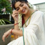 Avantika Mishra Instagram – Wishing my Malayali friends a bountiful and joyful Onam celebration. From Pookkalam to Payasam, indulge in the richness of #Onam traditions. 🍚🌸
.
.
Shot and styled by my Malayali duo @dxgphotographer @keerthysampath 🤗 
Saree and jewellery by @avyaali 
Makeup by @luxefacebyanitha 
Hair by @makeupbyshyamala