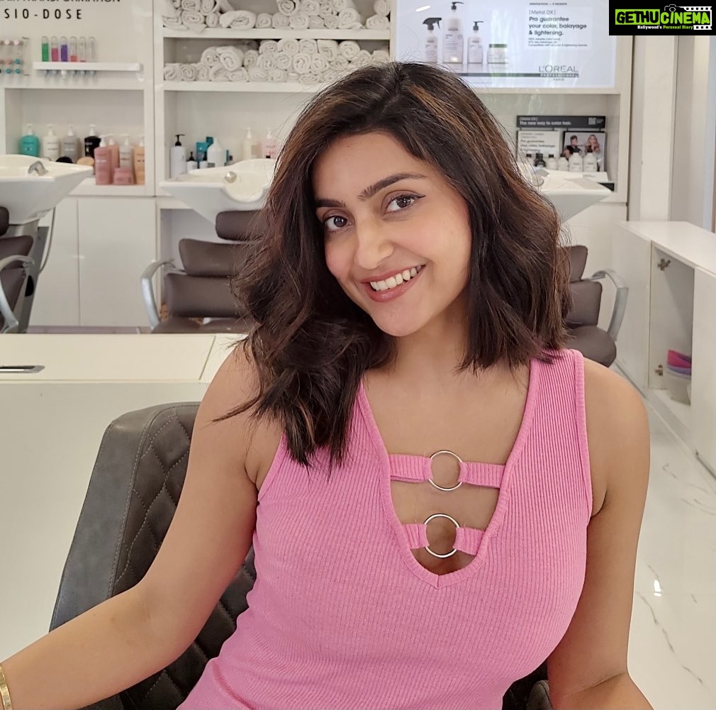 Avantika Mishra Instagram - My year of saying YES to everything. Hello, new hair! ✂ 😄 Thank you @georgeschalhoub_hair @maneasalon for making the entire process such fun 🤗