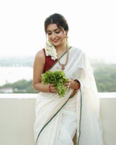 Avantika Mishra Instagram - 🤍🍚🌸
.
.

Shot and styled by my Malayali duo @dxgphotographer @keerthysampath 🤗 
Saree and jewellery by @avyaali 
Makeup by @luxefacebyanitha 
Hair by @makeupbyshyamala 
#Onam2023