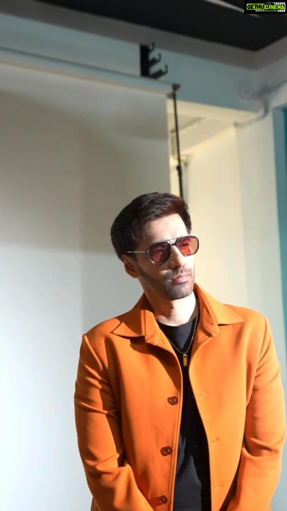 Avinash Tiwary Instagram - #BehindTheScenes with @avinashtiwary15 who is looking straight up 🔥🔥🔥 You’re missing out if you still haven’t bagged this pair. 🔍 205479 Styled by: @who_wore_what_when #Lenskart #Sunglasses #Trending #DhaakadHai