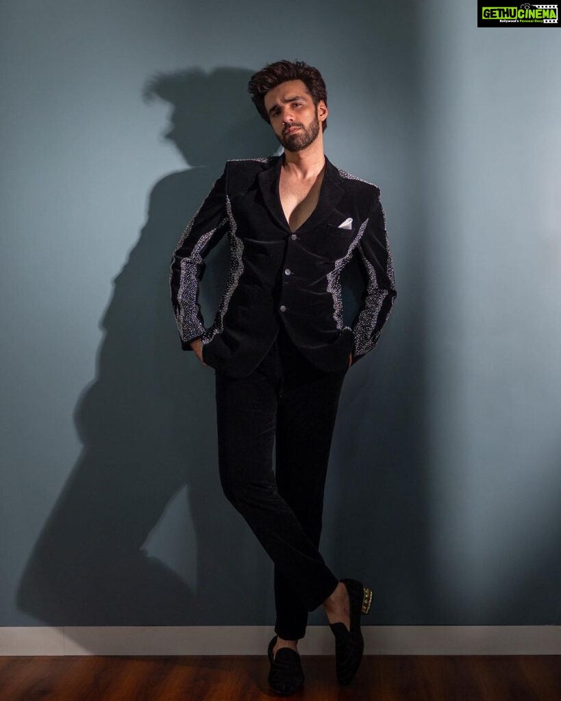 Avinash Tiwary Instagram - Always keeping the stars glued to me, They kept whispering your name as if they too did not want us to part… Alas, you walked away into the darkness and I walked into the shimmering but endless round tunnel of being ‘Not Enough’… For @elleindia Beauty Awards Wearing - @nm_design_studio Jewellery - @ishhaara @esmecrystals @ascend.rohank Shoes - @shutiq Styled by - @theanisha Team - @sanjamkaur92 @mannatbhalla Hairstylist - @anshul_hair Photographer - @infinityprojkt