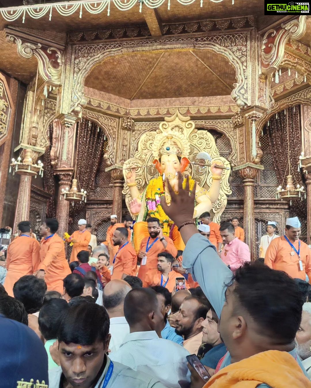 Avinash Tiwary Instagram - Blessings of the Vignaharta 🙏🏻🙏🏻 Thank you for the all the love🤗🤗 #lalbaughcharaja #mumbaicharaja