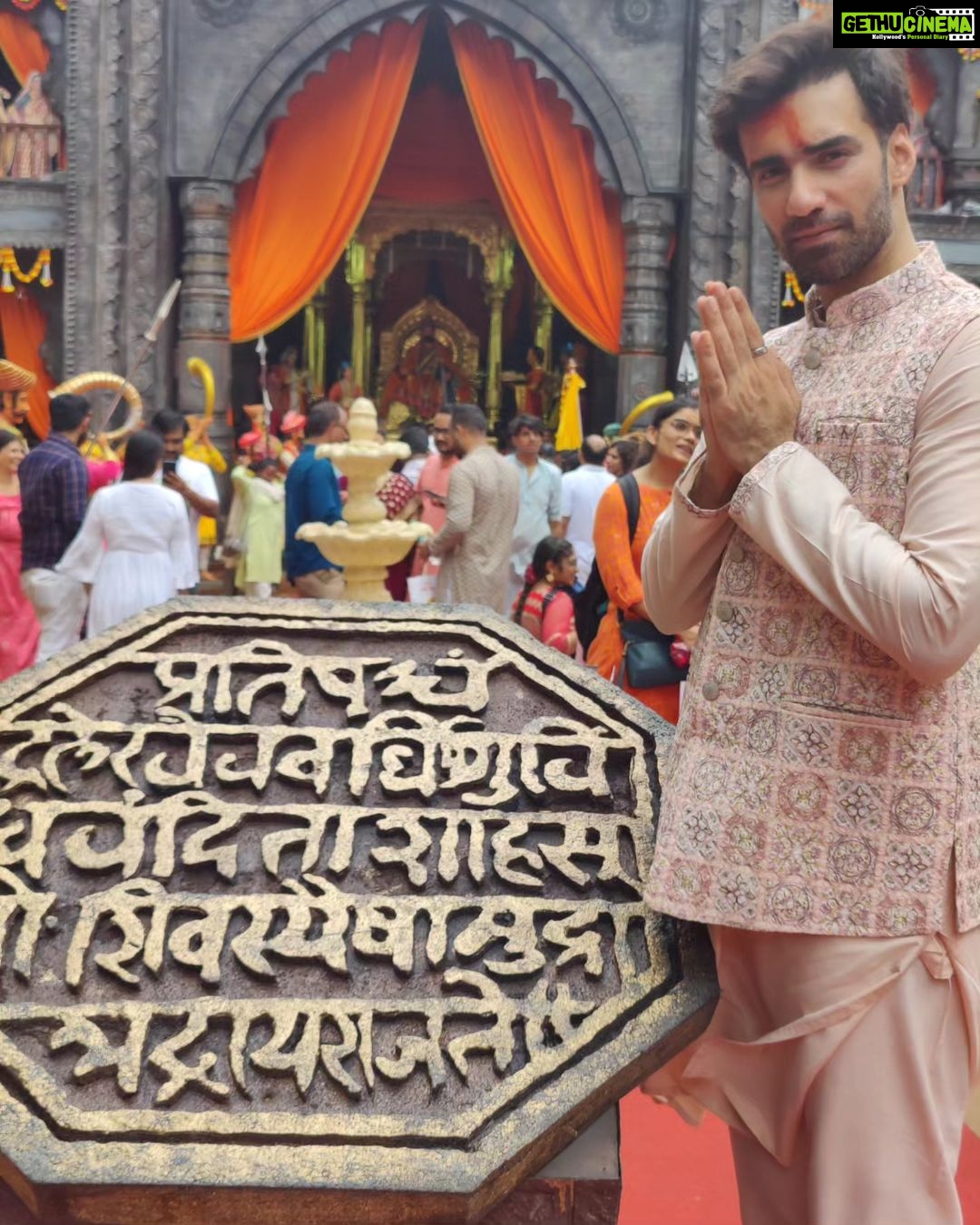 Avinash Tiwary Instagram - Blessings of the Vignaharta 🙏🏻🙏🏻 Thank you for the all the love🤗🤗 #lalbaughcharaja #mumbaicharaja