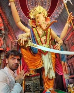 Avinash Tiwary Instagram - Blessings of the Vignaharta 🙏🏻🙏🏻 Thank you for the all the love🤗🤗 #lalbaughcharaja #mumbaicharaja