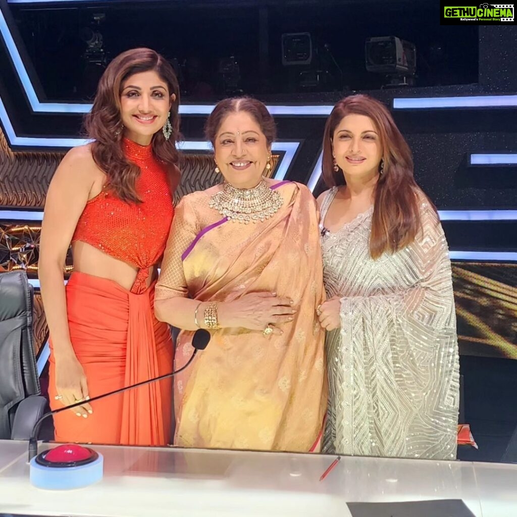 Bhagyashree Instagram - Thank you for all the love. #SajiniShindeKaViralVideo Hum toh viral ho gaye ji ! @nimratofficial @radhikamadan Had so much fun with you all. @theshilpashetty @kirronkhermp @arjunbijlani