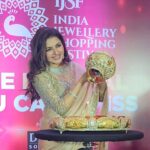 Bhagyashree Instagram – Proud to launch the First Silver Coin to commemorate India’s 75th year Azadi ka Amrit Mahauttsav, and inaugurate the IJSF .

Let’s steal the show and become the world’s biggest jewellry festival…. and why not we have the best artisans, exquisite designs and best prices too.
#ijsf #jewelry #jewellery #designs #gold #diamond #preciousstones
🥻@mohini__chabria
💇‍♀️ @sorinspasalon