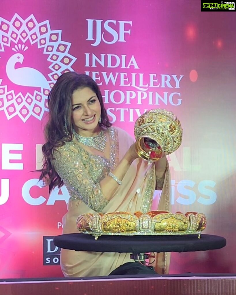 Bhagyashree Instagram - Proud to launch the First Silver Coin to commemorate India's 75th year Azadi ka Amrit Mahauttsav, and inaugurate the IJSF . Let's steal the show and become the world's biggest jewellry festival.... and why not we have the best artisans, exquisite designs and best prices too. #ijsf #jewelry #jewellery #designs #gold #diamond #preciousstones 🥻@mohini__chabria 💇‍♀️ @sorinspasalon